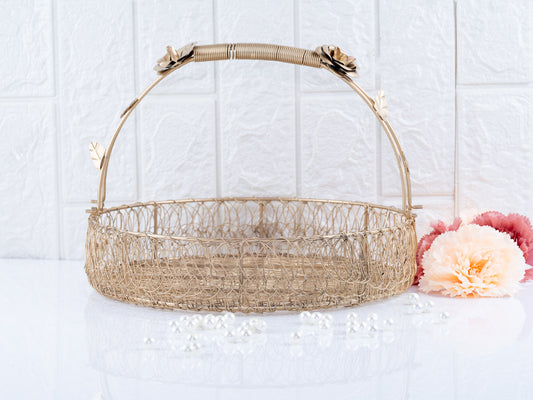 Metal basket with rose handle