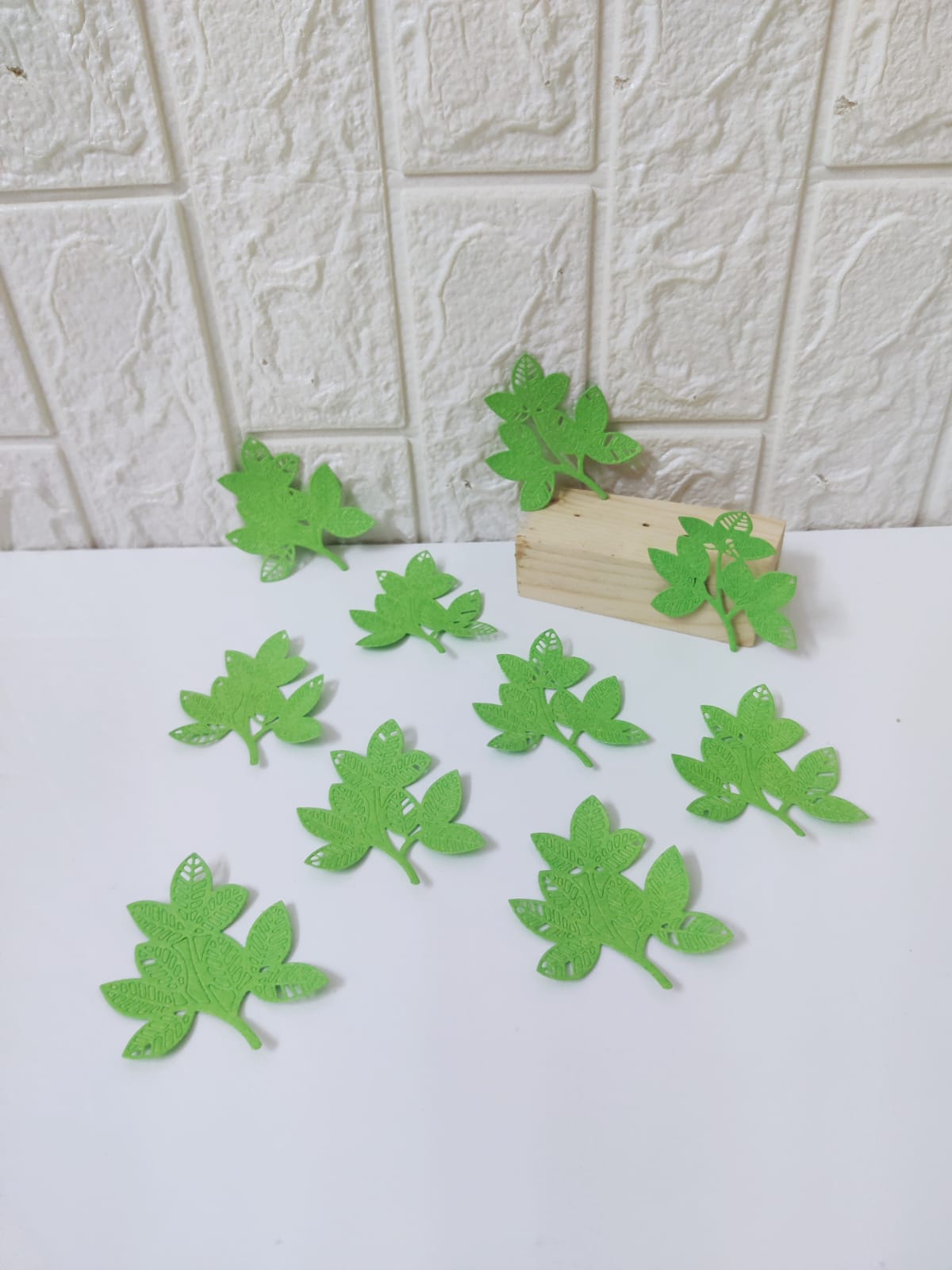 Green leaf die cut ( pack of 25)